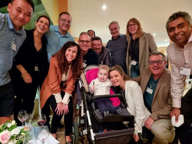 Marco y su madre posan junto con parte del Copper(less) Committee, los cientificos que siguen su caso.
